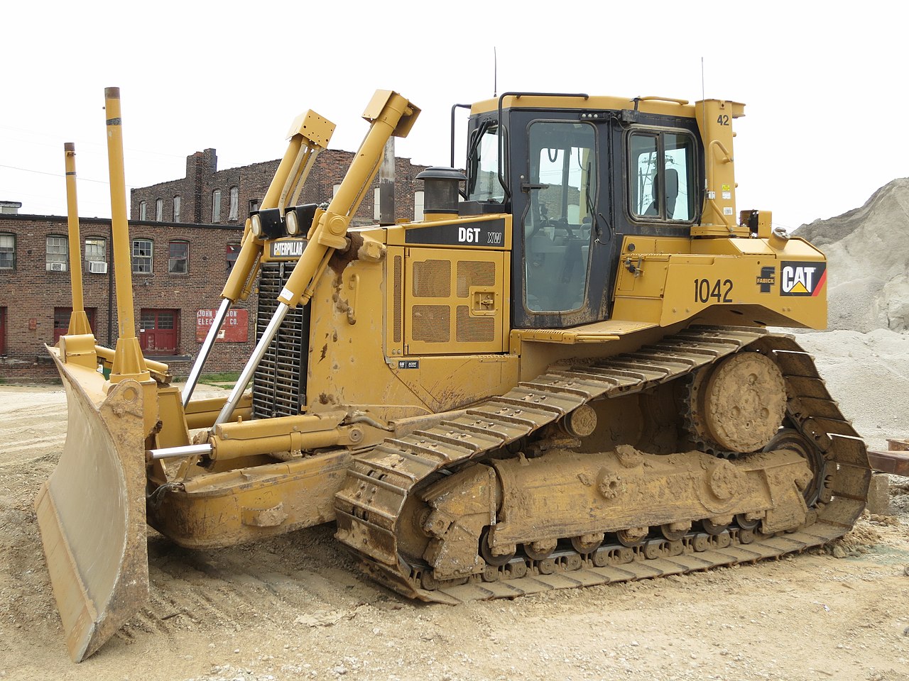 Caterpillar_D6T_Mississippi_River_project